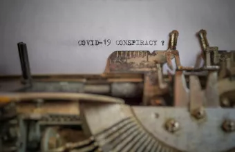Γιατί οι θεωρίες συνωμοσίας για τον κορωνοϊό βρίσκουν αποδέκτες – Διεθνής μελέτη