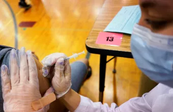 Στέλεχος Δέλτα: Παιδιά και ενήλικες κάτω των 50 ετών 2,5 φορές πιθανότερο να μολυνθούν