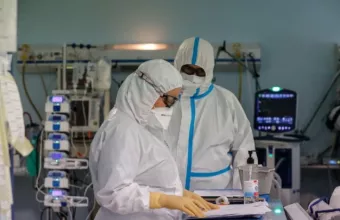 Κορωνοϊός- CDC: Οι ανεμβολίαστοι έχουν 2 φορές περισσότερες πιθανότητες να επαναμολυνθούν