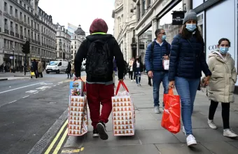 Βρετανία: Ραγδαία αύξηση κρουσμάτων κορωνοϊού και γρίπης - Κίνδυνος «διπλής» πανδημίας