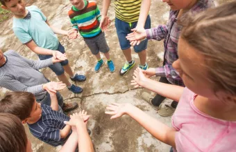 Συναγερμός για δεκάδες κρούσματα κορωνοϊού σε τρεις κατασκηνώσεις