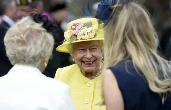 Γιατί η Βασίλισσα Ελισάβετ πάντα φορούσε έντονα χρώματα