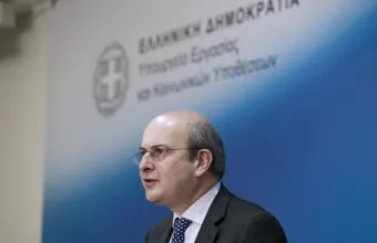 Χατζηδάκης για υποχρεωτικό εμβολιασμό: Δεν απολύεται κανένας – Ισχύει η άνευ αποδοχών