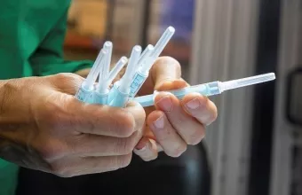 Τελικά τα mRNA εμβόλια προκαλούν θρομβώσεις; Τι δείχνει μελέτη της Σορβόννης