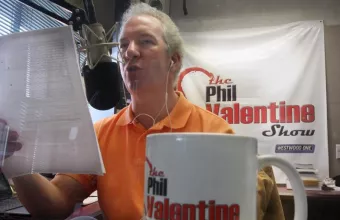 ΗΠΑ: Πέθανε από COVID ο αρνητής εμβολιασμών παραγωγός Φιλ Βάλενταϊν - Μετάνιωσε πριν το τέλος