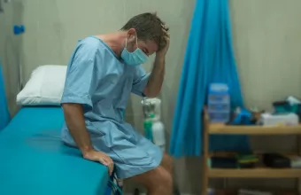 ΕΚΠΑ: Ο νέοι άνδρες διατρέχουν μεγαλύτερο κίνδυνο να προσβληθούν από κορωνοϊό 