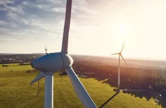 Στη Βουλή ο κλιματικός νόμος: Τέλος στην παραγωγή ενέργειας από λιγνίτη από το 2028- Μηδενικών εκπομπών τα ταξί από το 2026