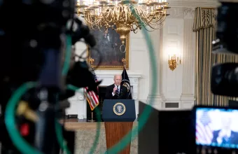 ΗΠΑ: Υποχρεωτικός εμβολιασμός για δύο στους τρεις εργαζόμενους - Η νέα στρατηγική Μπάιντεν