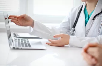 Υπερσυνταγογράφηση: Χάκαραν τους κωδικούς μου λέει γιατρός που κατηγορείται