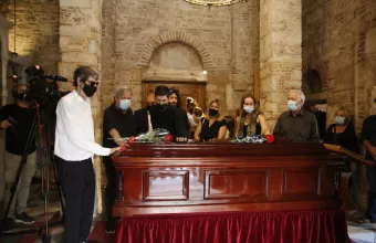 Το τελευταίο αντίο στον Μίκη Θεοδωράκη-Πλήθος κόσμου στην Μητρόπολη για να τον τιμήσει (vid+pics)