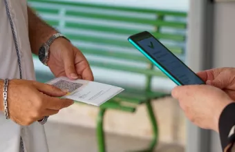 «Έκρηξη» εμβολιασμών στην Ιταλία μετά το υποχρεωτικό «πράσινο πάσο»