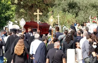 Συγκινητικές στιγμές και σήμερα στο κοιμητήριο του Γαλατά όπου «αναπαύεται» ο Μίκης Θεοδωράκης