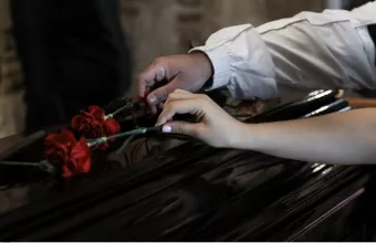 Μίκης Θεοδωράκης: Πλήθος κόσμου στην Μητρόπολη για την τρίτη ημέρα του λαϊκού προσκυνήματος