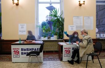 Ρωσία: Οκτώ μέρες κράτησης σε γυναίκα που έγραψε «Όχι στον πόλεμο» σε ψηφοδέλτιο