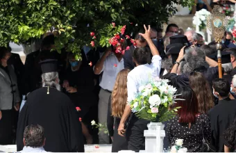 Αθάνατος: Στην αγκαλιά της κρητικής γης ο παγκόσμιος Έλληνας Μίκης Θεοδωράκης (pics - vid)