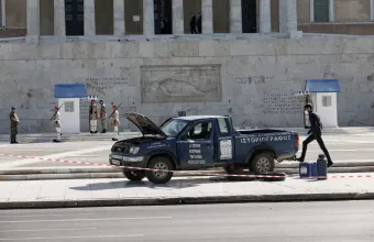 Άγνωστος Στρατιώτης: Τι γράφει το όχημα του 58χρονου αγρότη που έφτασε μέχρι το Μνημείο (pics,vid)