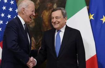 Παρέμβαση Ντράγκι: O Μπάιντεν πρέπει να τηλεφωνήσει στον Πούτιν για να σταματήσει ο πόλεμος στην Ουκρανία