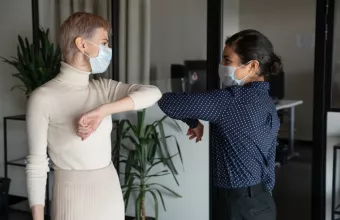 Κορωνοϊός: Τελικά ο εμβολιασμένος «κολλάει» τον ανεμβολίαστο; Βρετανική μελέτη απαντά 