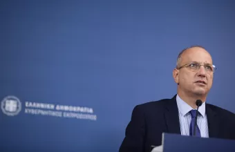 Οικονόμου: «Παράθυρο» για γαλλικό μοντέλο στους άνω των 60 ετών για 3η δόση- Ξεκινούν οι επιτάξεις 