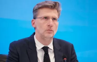 Σκέρτσος: Θα μπορούσε να εξετάστει το ενδεχόμενο εισόδου σε κλειστούς χώρους μόνο με τρίτη δόση