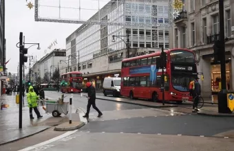 Περιορισμούς σε συναθροίσεις και εστίαση μετά τα Χριστούγεννα εξετάξει η Αγγλία