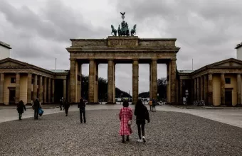 Βερολίνο και Παρίσι φωταγώγησαν κτίρια στα χρώματα της Ουκρανίας σε μια επίδειξη ενότητας