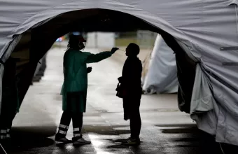 Ας μην δημιουργείται πανικός για την υποπαραλλαγή της Όμικρον λέει ο καθηγητής Πρασσάς