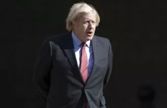 «Συγγνώμη» Τζόνσον, μετά τη δημοσιοποίηση του πορίσματος για το partygate, αλλά κανένας λόγος για παραίτηση