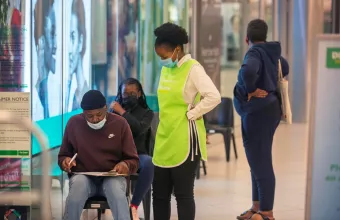 Αφρικανική παραλλαγή κορωνοϊού: Ανησυχία αλλά και διχογνωμία βρετανών επιστημόνων