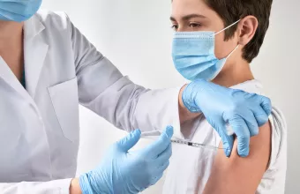 ΕΜΑ: Αξιολογείται η αίτηση για αναμνηστική δόση με Pfizer σε εφήβους 12-15 ετών