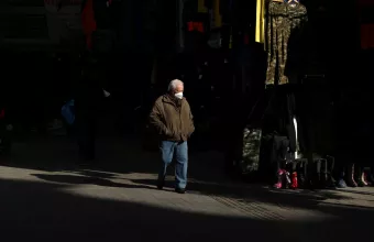 Τέλος από σήμερα στο πρόστιμο των 100 ευρώ για τους ανεμβολίαστους άνω των 60