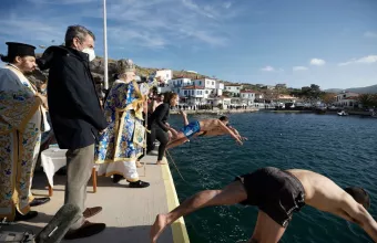 Μητσοτάκης από Αγ. Ευστράτιο: Η χώρα δοκιμάζεται - Εμβολιαστείτε