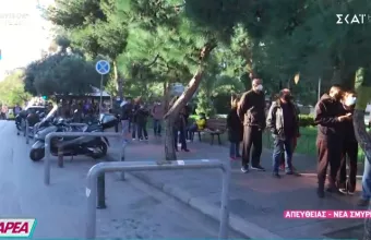 Κορωνοϊός: Τεράστια ουρά για ράπιντ τεστ στην πλατεία Νέας Σμύρνης