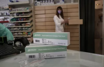 Έως σήμερα η διανομή των 5 self tests για μαθητές και εκπαιδευτικούς από τα φαρμακεία