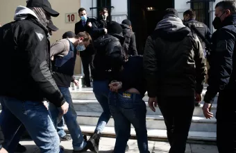 Στον ανακριτή οι κατηγορούμενοι για τη δολοφονία του 7χρονου στην Κυψέλη-Τους αποδοκίμασαν συγκεντρωμένοι