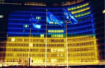 Η Κομισιόν φωτίστηκε με τα χρώματα της σημαίας της Ουκρανίας - Το μήνυμα της φον ντερ Λάιεν