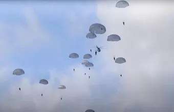 Δυτικά ΜΜΕ: Ρώσοι αλεξιπτωτιστές 32 χιλιόμετρα μακριά από το Κίεβο 