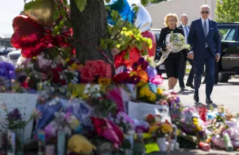 Με μια αγκαλιά λευκά λουλούδια, το ζεύγος Μπάιντεν τιμά τους νεκρούς του μακελειού στο Μπάφαλο