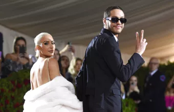 Full in love... δηλώνει ο Πιτ Ντέιβιντσον και καταρρίπτει τους ισχυρισμούς ότι η Κιμ Καρντάσιαν τον κάνει ό,τι θέλει 