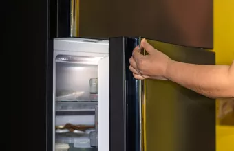 Το κόλπο για να απαλλαγείται από τις δυσάρεστες μυρωδιές στο ψυγείο