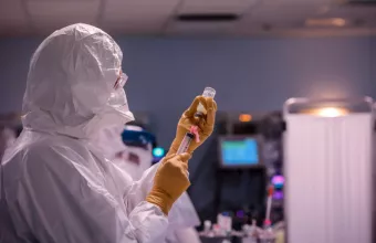 NBC για κορωνοϊό: Ενισχυμένες υποπαραλλαγές της Όμικρον απειλούν εμβολιασμένους και νοσήσαντες