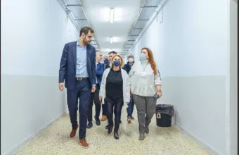 O Παύλος Μαρινάκης επισκέφθηκε δομή φιλοξενίας εκτοπισθέντων από την Ουκρανία, στην Ελευσίνα