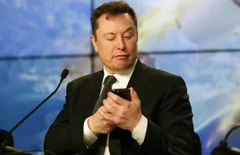 Ο Ίλον Μασκ χλευάζει τις αντιδράσεις για το Twitter με βίντεο από τους… Μόντι Πάιθον 