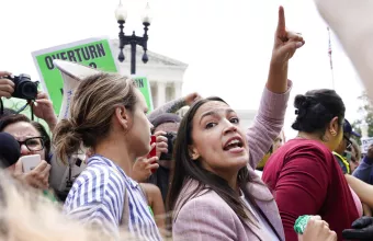 Παγκόσμιος σάλος και οργή για την απαγόρευση αμβλώσεων στις ΗΠΑ