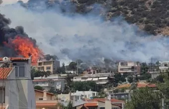 Φωτιά στη Λούτσα κοντά σε σπίτια 