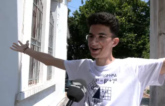 Ο ευτυχισμένος Κούρος, μετά την άριστη επίδοσή του στις Πανελλήνιες