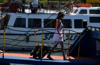 Τουρίστρια στο λιμάνι.