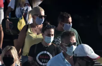 Κόσμος με μάσκες βγαίνει από πλοίο.