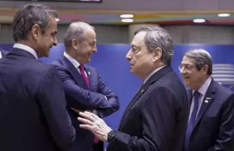 Ο Κυριάκος Μητσοτάκης μιλά με τον Μάριο Ντράγκι.