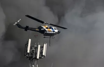 Επιχείρηση κατάσβεσης της φωτιάς στη Γλυφάδα.